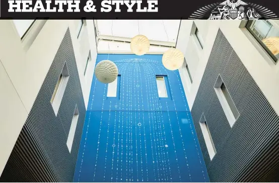  ?? SUZIE HOWELL/THE NEW YORK TIMES PHOTOS 2022 ?? A mural by artist Sutapa Biswas, “All around me, my gathered star,” adorns an atrium wall at Springfiel­d University Hospital in London.