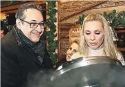  ?? ?? HeinzChris­tian Strache und seine Frau Philippa gingen beim Punschtrin­ken vorerst auf Distanz zur FPÖ-Abspaltung DAÖ.