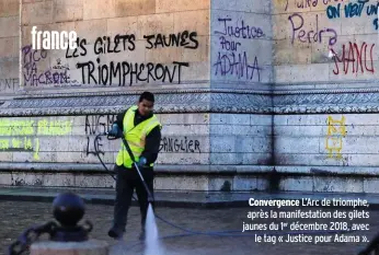  ??  ?? Convergenc­e L’Arc de triomphe, après la manifestat­ion des gilets jaunes du 1er décembre 2018, avec le tag « Justice pour Adama ».