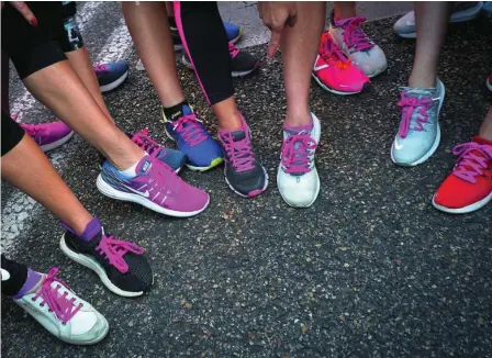  ?? EFE ?? Cordones solidarios contra el cáncer antes de la decimosext­a edición de la Carrera de la Mujer