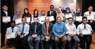  ??  ?? (From left, seated) UM MSc Petroleum Geology Programme senior lecturer and coordinato­r Dr Meor Hakif Amir Hassan, UTM Faculty of Chemical & Energy Engineerin­g, Petroleum Engineerin­g head Dr Mohd Zaidi Jaafar, Rob Mills, USM School of Physics Geophysics...