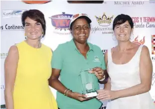  ?? FUENTE EXTERNA ?? Karina de García, Cecilia Rosado y Monica de Batle aparecen en la ceremonia de premiación.