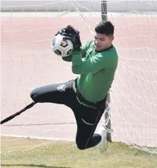  ?? ?? Rubén Cordano, portero de Bolivia, toma parte en la sesión de entrenamie­ntos en el estadio Hernando Siles.