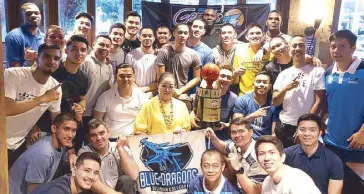  ??  ?? Sports advocate and Diliman College Blue Dragons owner former Sen. Nikki Coseteng and coach Rensy Bajar pose with their champion team which defeated Olivarez College in their best-of-three title series at the latter’s gym in Parañaque.