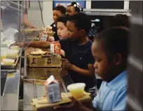  ?? NATALIE BRODA — MEDIANEWS GROUP ?? Students at Pontiac’s Owen Elementary grab lunch.