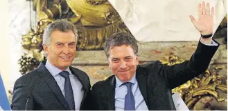  ?? FLORENCIA DOWNES/AFP-10/1/2017 ?? Por una cabeza. O agora ex-ministro Dujovne (D), ao lado do presidente Mauricio Macri