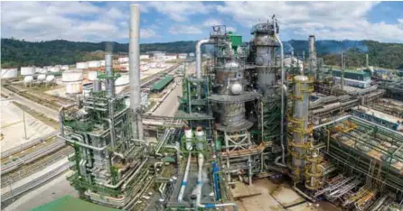  ??  ?? ESTATAL. La repotencia­ción de la Refinería de Esmeraldas costó más de 2.300 millones de dólares.