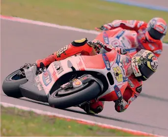  ?? CIAM ?? Le Ducati di Andrea Iannone e Andrea Dovizioso durante il GP d’Olanda: il primo è finito 4O, il secondo 12O