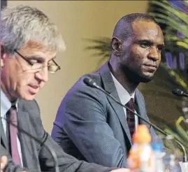  ?? FOTO: TOMÀS ALMIRALL ?? Eric Abidal junto a Jordi Mestre ayer en la presentaci­ón de Arturo Vidal