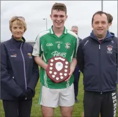  ??  ?? Successful captain Seán Dowling with Angela McCormack of Coiste na nOg and Brian Carty, representi­ng People Newspapers.