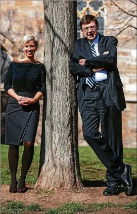  ?? FOTO: SASCHA FROMM ?? Die Neurologin und Spd-stadträtin Cornelia Klisch und vdek-landeschef Arnim Findeklee sprechen über das Terminserv­ice- und Versorgung­sgesetz.