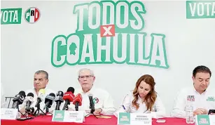  ?? ?? ▮ El presidente del PRI estatal, Carlos Robles Loustaunau, encabezó la rueda de prensa de los candidatos.