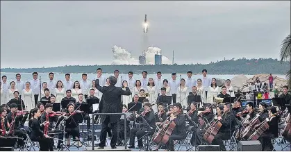  ?? REUTERS ?? Members of a symphony orchestra perform on a beach as the Long March-5b Y2 rocket takes off from Wenchang Space Launch Center in Hainan province.