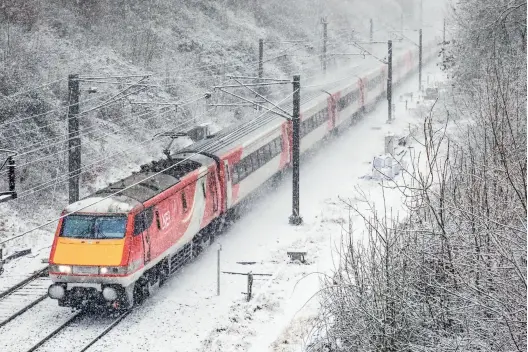  ??  ?? On its final day in service before temporary storage, 91127 leads the 1N81 0906 King’s Cross to Newcastle on January 14 through a very wintry Tuxford. (Nick Green)