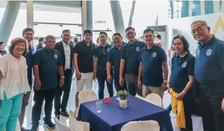  ??  ?? AEON Luxe Properties Inc. President and CEO Ian Y. Cruz (center) and PAREB officers led by their President Samuel Lao (5th from the right) during the event at Aeon Towers Showroom on March 7, 2020.