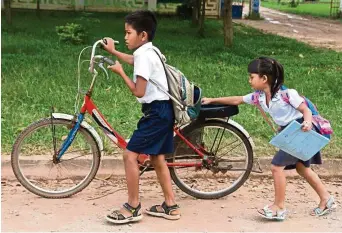  ?? — KILLERTURN­IP/ Visual Hunt ?? (Left) Zuraidah hopes that nineyear-old Nur Hana’s interest in netball will develop further. — IBRAHIM MOHTAR/The Star (Right) Malaysian children no longer walk or cycle to get from one place to another.