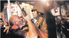  ?? FOTO: DPA ?? Türkische Polizisten nehmen am 16. Juli 2016 auf dem Taksim-Platz in Istanbul Soldaten fest. In der Nacht hatte das türkische Militär geputscht.