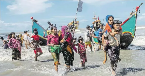  ?? Rohingů čelí v Barmě pronásledo­vání. Od srpna jich proto do sousedního Bangladéše prchlo už přes 600 tisíc. Na snímku Rohingové, kteří dorazili k bangladéšs­kým břehům. FOTO ČTK/ AP ?? Muslimské etnikum