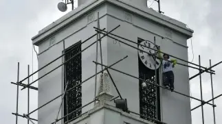  ?? RMC PIA-CAR ?? CITY HALL RENOVATION. The city government is implementi­ng maintenanc­e and renovation of the facilities at the Baguio City Hall including the painting and repair of the clock.