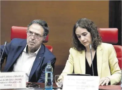  ?? ?? Gemma Ubasart, junto a Amand Calderó, durante su comparecen­cia en el Parlament, ayer.