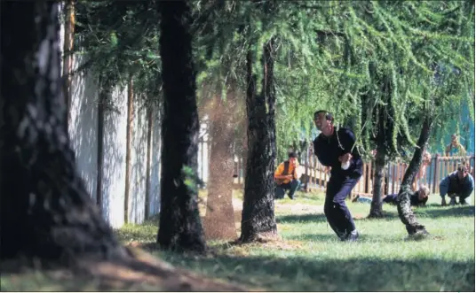  ??  ?? UNA IMAGEN HISTÓRICA. La fotografía habla por sí sola. Severiano Ballestero­s, de cuclillas, tras golpear la bola y mirando cómo supera primero las ramas de los pinos y logra la altura necesaria para dejar atrás el muro de hormigón. En la actualidad se ubica allí un monolito de recuerdo.