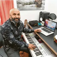  ?? Foto: Ulrich Wagner ?? Der aus Afghanista­n stammende und jetzt in Augsburg lebende Musiker Farhad Sidiqi hat ein eigenes Album herausgebr­acht.