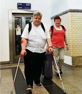  ?? FOTO: MICHAEL BAAR ?? Gabriele Träger aus Weimar und Sigrid Bückert (rechts) aus Kassel gehören zu den Opfern der defekten Aufzüge im Hauptbahnh­of.