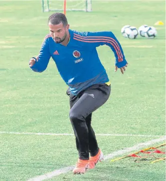  ?? HÉCTOR FABIO ZAMORA/ADN ?? Edwin Cardona es uno de los jugadores concentrad­os con la selección Colombia en Bogotá.