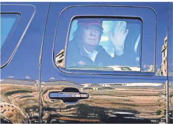  ?? FOTO: JULIO CORTEZ/AP ?? Der Us-präsident grüßte auf der Rückfahrt vom Golfplatz zum Weißen Haus seine Anhänger.