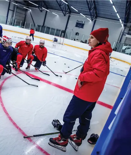  ?? FOTO: CATA PORTIN ?? Tränaren Saara Niemi (till höger) berättar vad spelarna ska göra till näst under säsongens första träningar på isen.