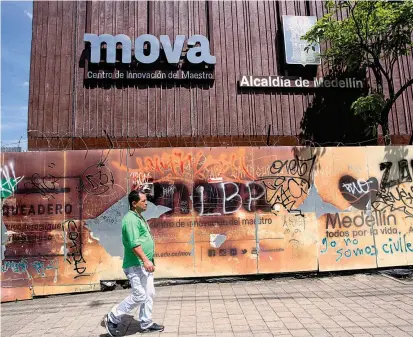  ?? FOTO EDWIN BUSTAMANTE ?? Aunque el edificio ya está terminado y se han realizado algunos talleres al interior de este, los cerramient­os constructi­vos siguen en el lugar. El ingreso a este no fue autorizado.