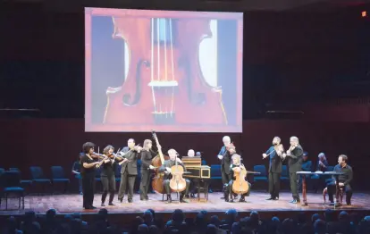  ??  ?? Una puesta en escena multimedia­l enriqueció y complement­ó la presentaci­ón de Tafelmusik.