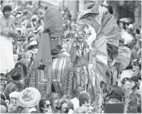  ??  ?? ORANG ramai menyertai parti blok tahunan ‘Ceu na Terra’ semasa festival karnival di Rio de Janeiro, kelmarin. — Gambar Reuters