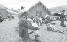  ??  ?? Indígenas wixaritari, durante una reunión con funcionari­os del gobierno de Jalisco, el 27 de julio en el poblado Bajío de Tule, municipio de Bolaños. Foto Arturo Campos Cedillo