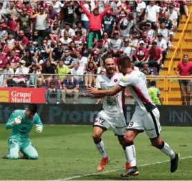  ?? ALONSO TENORIO ?? Con una goleada histórica, Alajuelens­e dio un golpe de autoridad en Tibás para aumentar su ventaja en la cima.