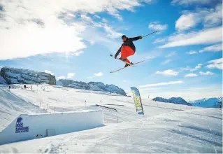  ??  ?? In volo Le riprese a Madonna di Campiglio per il documentar­io «Land my trick. A freeski year». A destra, Alessandro Mazzoleni, 36 anni, ideatore dei video pubblicati su Facebook