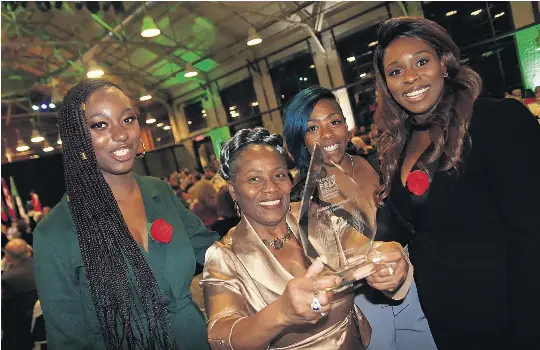  ??  ?? Des membres du Regroupeme­nt Affaires Femmes célèbrent l'obtention d'un prix Laurier décerné à l'organisme de l'année lors du récent gala de remise des prix Bernard Grandmaîtr­e.