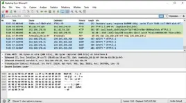  ??  ?? Mit einem NetzwerkSn­iffer schneidet man den Netzwerkve­rkehr mit und sieht, welche Daten übertragen werden.