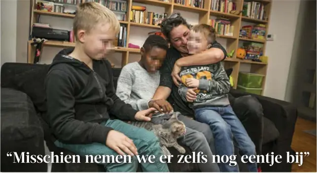  ?? FOTO DIRK KERSTENS ?? Hilde met drie van de vier kinderen. “Het is zo’n verrijking om ze te zien evolueren.”