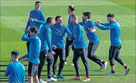 ??  ?? BOCA, EN LAS ROZAS. Los de Guillermo Barros Schelotto, que aterrizaro­n en Madrid el miércoles, se entrenaron en la Ciudad del Fútbol de la Federación Española.