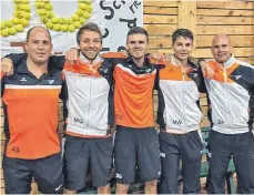  ?? FOTO: PRIVAT ?? Die Tennis-Herren des TC Bad Schussenri­ed freuen sich über den Aufstieg in die Württember­gligastaff­el: (von links) Alexander Schneider, Magnus Grewe, David Gaissert, Michael Walser und Bernd Elshof.