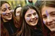  ?? Foto: dpa ?? Junge Spanierinn­en, die in Pamplona am Streik teilnehmen.