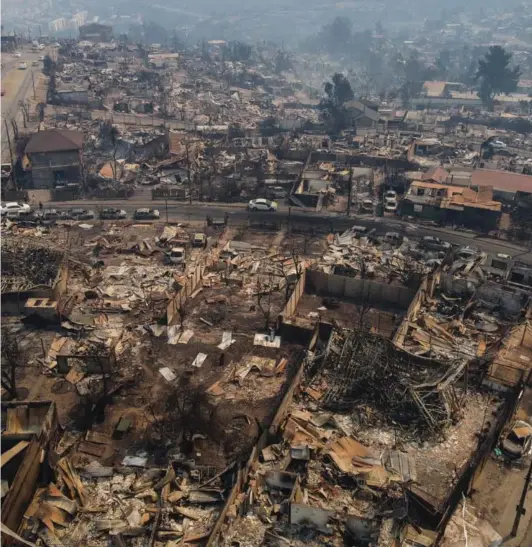  ?? ?? ► Imágenes de las casas destruidas por el fuego en el sector El Olivar, de Viña del Mar.