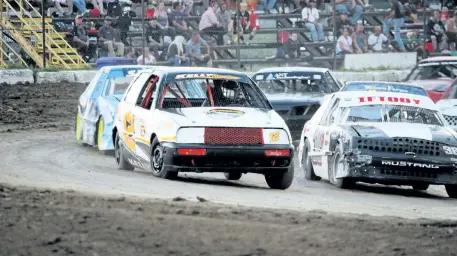  ?? BERND FRANKE/POSTMEDIA NEWS ?? Niagara Falls' Tony Kelly, No. 12, and Fenwick's Sam Iftody, No. 38, pace the Mini Stocks field heading into Turn 1 in their feature Saturday night at Merrittvil­le Speedway in Thorold.