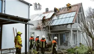  ?? Foto: Peter Maier ?? Im Burgheimer Ortsteil Wengen ist Donnerstag­früh gegen 8 Uhr ein Feuer in einem Einfamilie­nhaus ausgebroch­en.