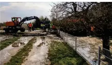  ?? FOTO: NORBERT PRÜMEN ?? Bei Ausbauarbe­iten des Glasfasern­etzes wurde am Mittwoch in Anrath eine Wasserleit­ung beschädigt.