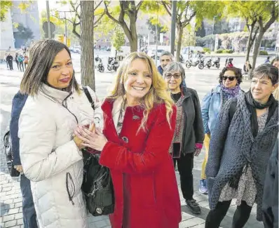  ?? Joan Cortadella­s ?? Silvia Aquiles (con abrigo rojo) y su amiga Isabel, ayer ante la Ciutat de la Justícia de Barcelona.