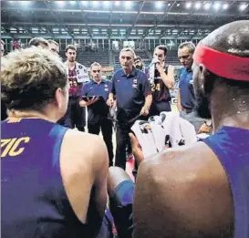  ?? FOTO: FCB ?? Svetislav Pesic, dando instruccio­nes a sus jugadores durante un tiempo muerto