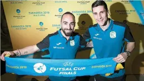  ??  ?? PERTO DA MUDANÇA. Ricardinho e Ortiz têm uma excelente relação dentro e fora das quatro linhas. Os dois jogadores do Inter Movistar, que recentemen­te se sagraram campeões da Europa de clubes, na final frente ao Sporting, têm mesmo uma escolinha de...