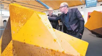  ??  ?? Willi Siber (rechts) bei seinem Gang durch Halle 2, wo der Galerist Werner Wohlhüter (links) Plastiken des Wangener Künstlers Reinhard Scherer zeigt.